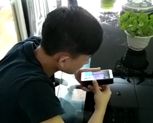 科頤辦公工程師在用視頻教客戶處理問題，客戶在師傅的指導下測試處理完的效果